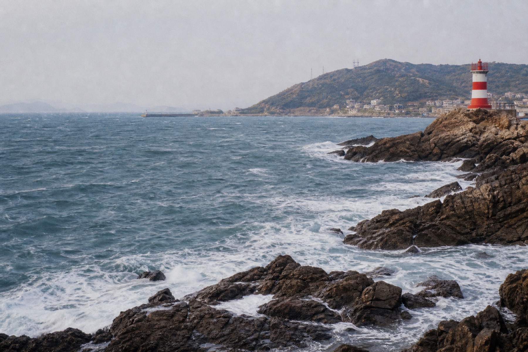 海浪拍打礁石，远处灯塔与渔村迎着海风